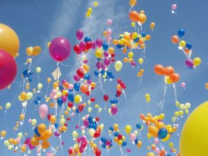 Необычный флешмоб: тысячи шаров поднялись в небо одновременно
