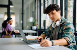 Дистанційне навчання та екстернат в Україні: як обрати формат без стресу для дитини і батьків