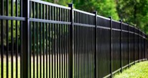 Металлические заборы и ограждения в Украине: практичное решение для частных и коммерческих объектов