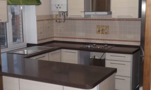 Які особливості та переваги може запропонувати акрилова стільниця на кухню