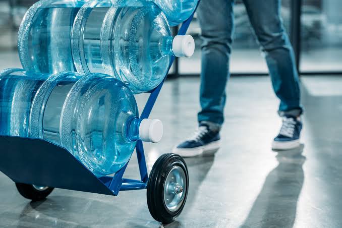 Чиста вода вдома та в офісі: як організувати зручний щоденний запас